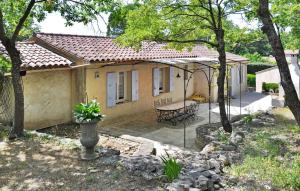 Casa pequeña con patio y mesa en La Villa Du Soleil, en Lacoste 15 fotos más