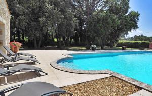 Bazén v ubytování Les 3 Filles nebo v jeho okolí