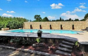 Bazén v ubytování Les 3 Filles nebo v jeho okolí