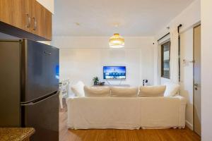 Μια τηλεόραση ή/και κέντρο ψυχαγωγίας στο Coastal Inspired 2BR Condo I Fast Wi-Fi I Near BGC