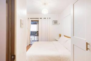 Ένα ή περισσότερα κρεβάτια σε δωμάτιο στο Coastal Inspired 2BR Condo I Fast Wi-Fi I Near BGC +46 φωτογραφίες