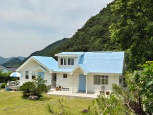 丹阳Soomhouse的一座蓝色屋顶的白房子