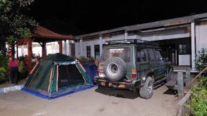 un jeep verde estacionado al lado de una tienda en Adventure Turtle Homestay Meru Betiri, en Sarungan