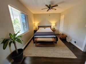 um quarto com uma cama e um vaso de plantas em Capitol Hill Adjacent Home Steps to Park and River em Washington