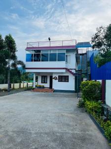 dom z mnóstwem okien w obiekcie Kadampil Bliss w mieście Maraiyūr