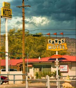 una señal para un motel Santa en una calle en Sands Motel en Grants