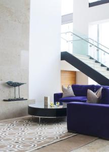 Uma área de estar em The River Lee Hotel a member of The Doyle Collection