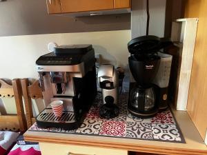 une cafetière assise au-dessus d'un comptoir dans l'établissement Chalet duplex avec terrasse entièrement équipé60m2, à Gérardmer