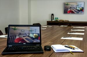 Uma TV ou centro de entretenimento em BH Raja Hotel