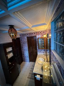 a bathroom with a sink and a ceiling at ORHO HOTEL BOUTIQUE PANAMA Tocumen Airport free shuttle highway round trip 15 minuts in Tocumen