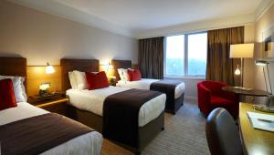 Uma cama ou camas num quarto em The River Lee Hotel a member of The Doyle Collection