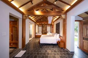 una camera con letto e soffitto in legno di Mua Caves Ecolodge (Hang Mua) a Ninh Binh