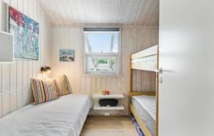 um pequeno quarto com uma cama e um lavatório em Pet Friendly Home In Jerup With Wifi em Jerup