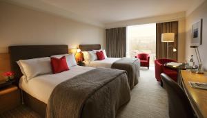 Uma cama ou camas num quarto em The River Lee Hotel a member of The Doyle Collection