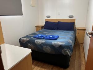 Łóżko lub łóżka w pokoju w obiekcie The Sundowner Cabin & Tourist Park