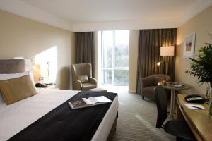 Uma cama ou camas num quarto em The River Lee Hotel a member of The Doyle Collection