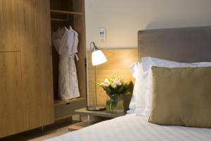 Uma cama ou camas num quarto em The River Lee Hotel a member of The Doyle Collection