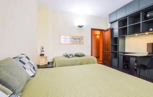 Ένα ή περισσότερα κρεβάτια σε δωμάτιο στο 4 Bedroom Cozy Apartment In Genova