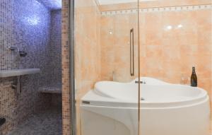 Ένα μπάνιο στο 4 Bedroom Cozy Apartment In Genova