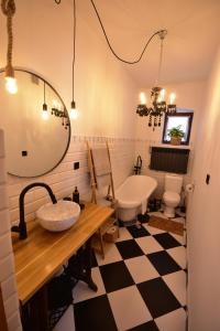 ein Bad mit einem Waschbecken und einem Spiegel in der Unterkunft Apartamenty Basztowa in Świdnica