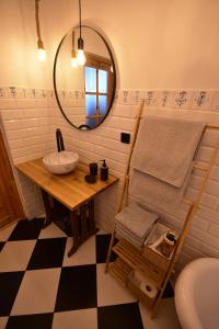 uma casa de banho com um lavatório e um espelho em Apartamenty Basztowa em Świdnica