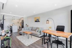 Posezení v ubytování Modern 2-Bed 2-Bath - Walk to Hospital & Westfield