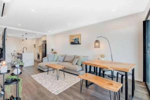 Posezení v ubytování Modern 2-Bed 2-Bath - Walk to Hospital & Westfield