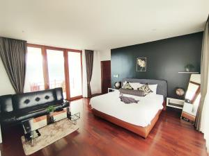 1 dormitorio con cama blanca y sofá en Phi Phi Mountain Beach Resort SHA Certified, en Islas Phi Phi