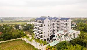 una vista aérea de un gran edificio blanco en Eco Lux Riverside Hotel & Spa, en Hoi An