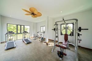 Fitness centrum a/nebo fitness zařízení v ubytování Eco Lux Riverside Hotel & Spa