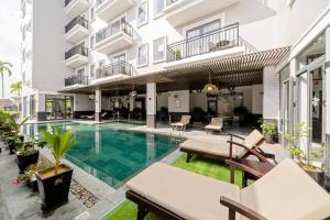 Bazén v ubytování Eco Lux Riverside Hotel & Spa nebo v jeho okolí