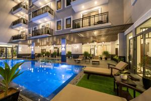 Bazén v ubytování Eco Lux Riverside Hotel & Spa nebo v jeho okolí