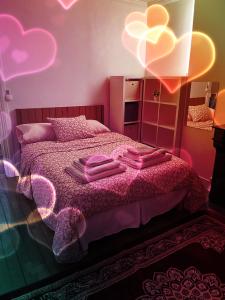 מיטה או מיטות בחדר ב-Charmant appartement avec balcon prés sacré cœur