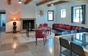 sala de estar con sofá y mesa en Le Mas Des Coquelicots, en Paradou