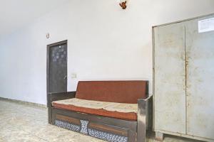 1 cama en una habitación con pared en Collection O Naveen Stay, en Gurgaon