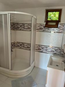 a bathroom with a shower and a sink at Lemon Garden Lodge in Cıralı