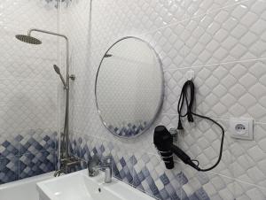 Bilik mandi di AURA on Zhibek Zholu 372 +17 gambar