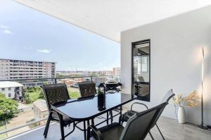 Balkón nebo terasa v ubytování Modern 2-Bed 2-Bath - Walk to Hospital & Westfield