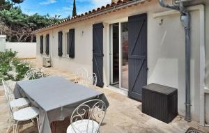 eine Terrasse mit einem Tisch und Stühlen sowie ein Haus in der Unterkunft La Villa De Maussane in Maussane-les-Alpilles