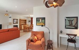 ein Wohnzimmer mit einer Couch und einem Sessel in der Unterkunft La Villa De Maussane in Maussane-les-Alpilles + 13 Fotos