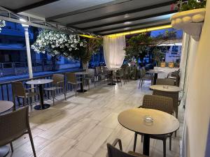 un ristorante con tavoli e sedie su un patio di Paradise Hotel a Città di Kos