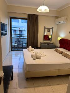 - une chambre avec un grand lit et une grande fenêtre dans l'établissement Paradise Hotel, à Kos