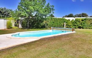 una piscina en medio de un patio en La Villa Des Songes, en Pernes-les-Fontaines