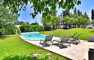 patio con sillas y piscina en La Villa Des Songes, en Pernes-les-Fontaines 20 fotos más