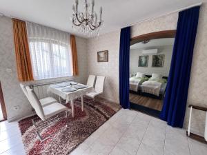 a room with a table and chairs and a mirror at Horváth apartaman in Hévíz