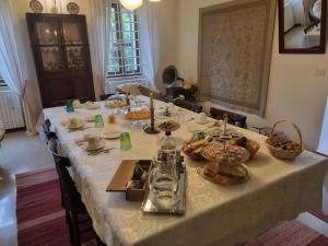 una mesa blanca con comida encima en Casa Zia Cianetta Residenza di Campagna, en Capodacqua di Foligno