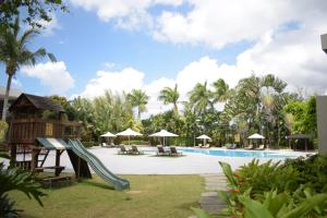 Holiday Inn & Suites Batangas LimaPark, an IHG Hotel tesisinde veya buraya yakın yüzme havuzu