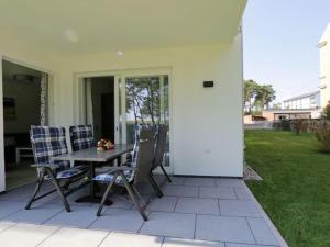 アールベックにあるBeach Residence 0 9 Else Marieの芝生の上にテーブルと椅子付きのパティオ