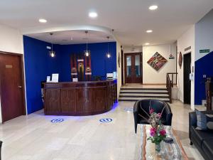 uma sala de julgamento com uma parede azul e um banco em Paradise Hotel em Cidade de Kos