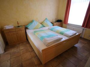 ein Schlafzimmer mit einem großen Bett, auf dem Handtücher liegen in der Unterkunft House Neeltje, Apartment 1 in Borkum